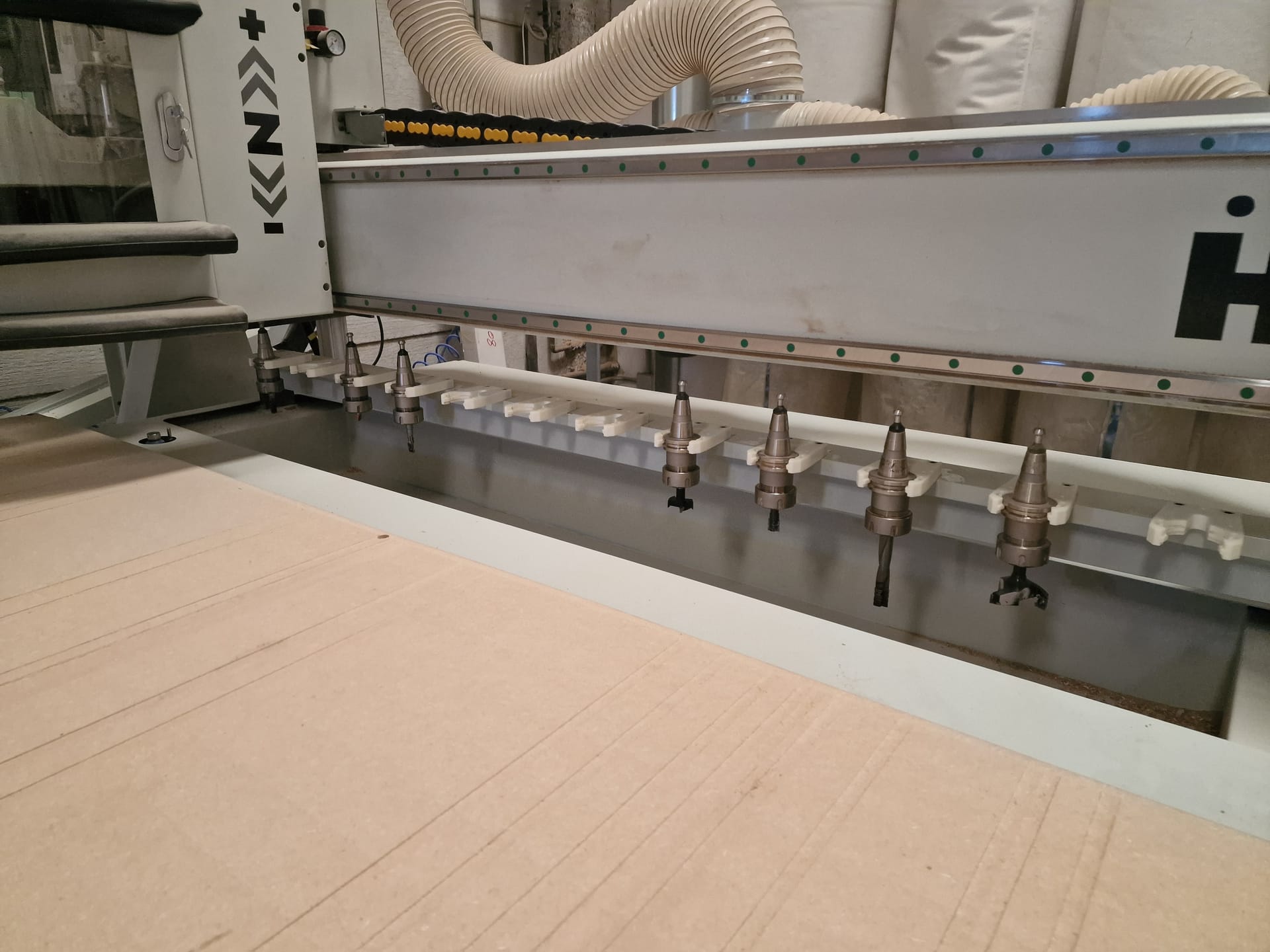 Portaherramientas de la CNC del taller de Hermanos Sánchez Soto Carpinteros, junto a la mesa de corte