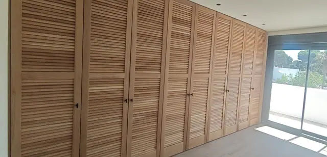Frente de armario de lamas en tono madera. Trabajo de Hermanos Sánchez Soto Carpinteros, Medina-Sidonia (Cádiz)