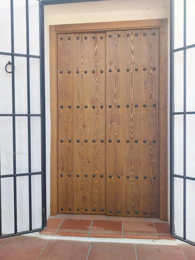 Portón de dos hojas con clavos cerrado. Trabajo de Hermanos Sánchez Soto Carpinteros, Medina-Sidonia (Cádiz)